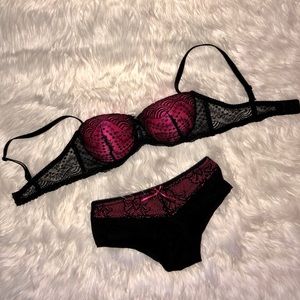 NWOT, XOXO matching bra and panty set!
